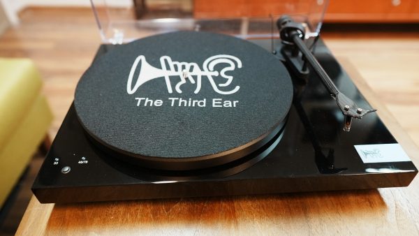 פטיפון פרוג'קט מעוצב - האוזן השלישית | THIRD-EAR DEBUT RECORDMASTER