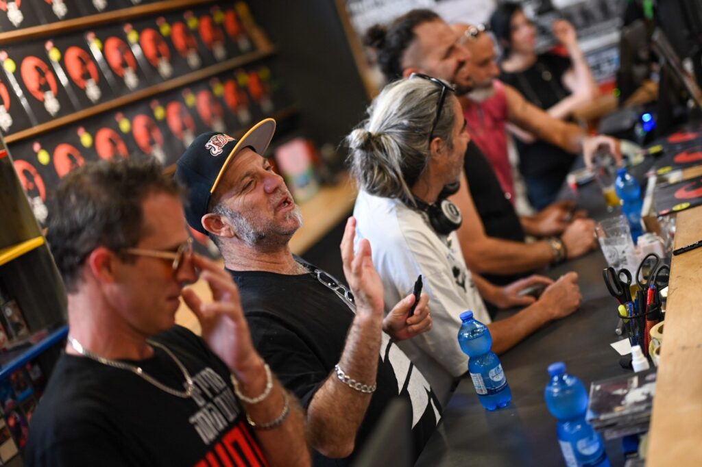 דגלייף. גיג באוזן עם הדג נחש