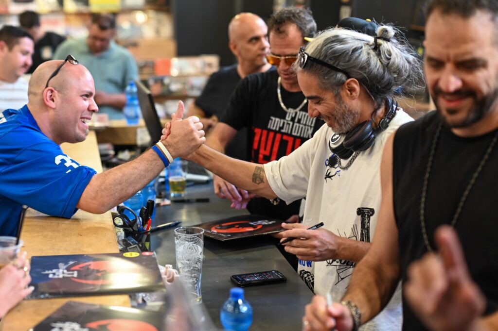 דגלייף. גיג באוזן עם הדג נחש