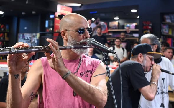 דגלייף. גיג באוזן עם הדג נחש