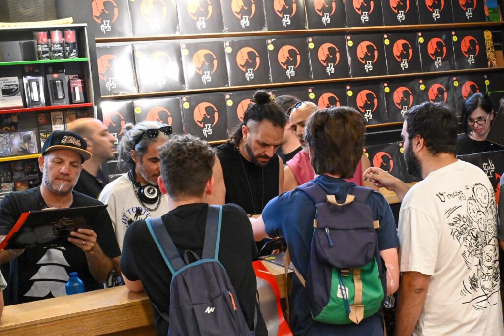 דגלייף. גיג באוזן עם הדג נחש