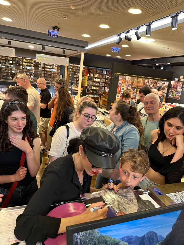 מחווה למודי. גיג באוזן עם אפרת גוש