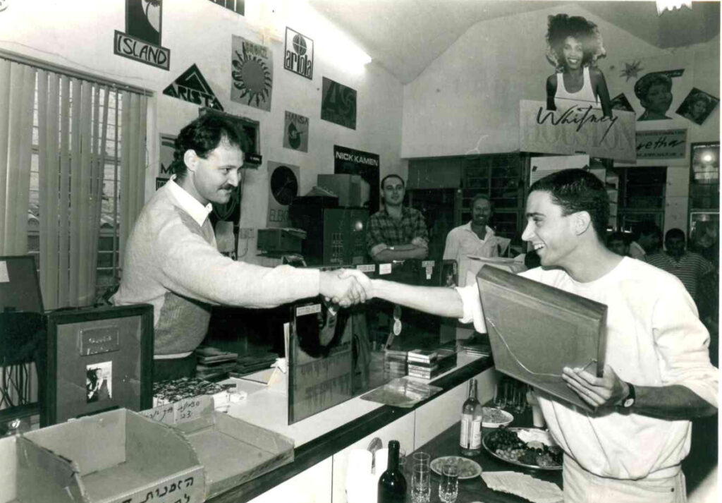 האשם תמיד (יאיר ניצני) עם האיש הקטן (אברי גלעד