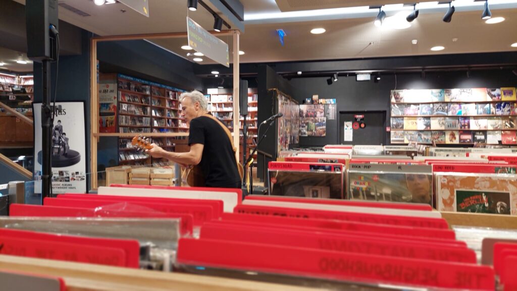 אתה צריך השקה חדשה. גיג באוזן עם אסף אמדורסקי