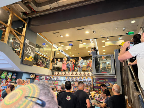בטח לא פראייר של אף אחד. האשם תמיד לראשונה על תקליט