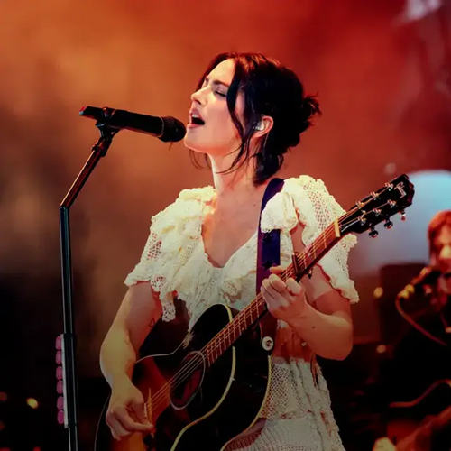 גרייסי אברהמס, מהבטחה אינטימית לכוכבת פופ: "Daughter From Hell" מסמן את השלב הבא גרייסי אברהמס בהופעה חיה עם גיטרה במהלך הופעתה בשנת 2025.