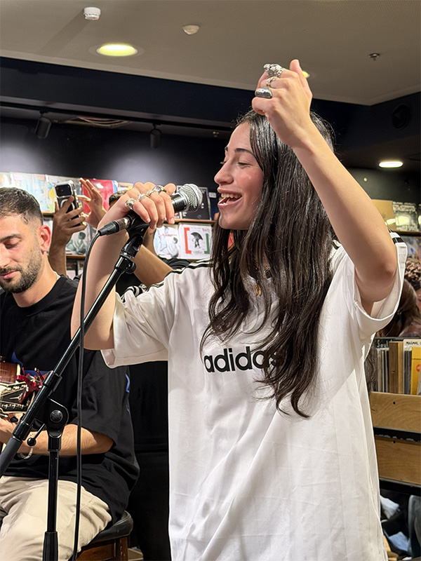 השקה בסוף הקיץ. גיג באוזן עם שירה זלוף