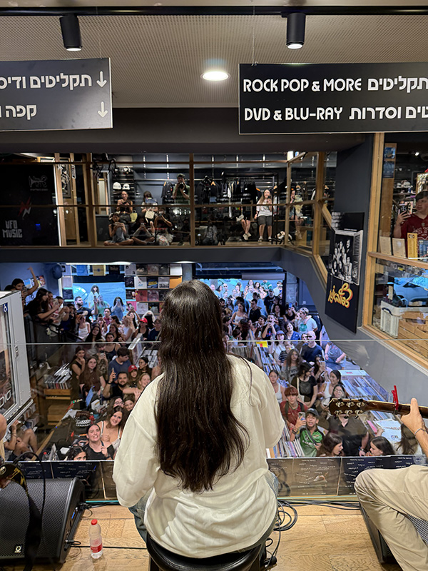 השקה בסוף הקיץ. גיג באוזן עם שירה זלוף
